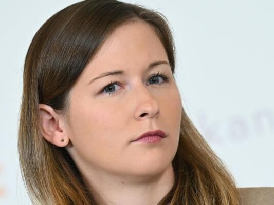 Plakolm unterstützt "Sternenkinder"-Organisationen