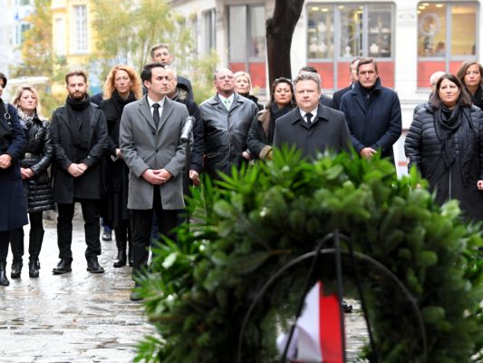 Bürgermeister Ludwig bei der Kranzniederlegung 2021