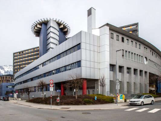 Ein 67-Jähriger starb nach einem Sturz in der Innsbrucker Klinik