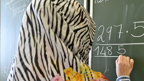 Bis zur achten Schulstufe soll das Kopftuch verboten werden