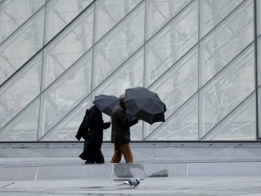 Trübe Stimmung nach Einbruch in den Louvre Trübe Stimmung nach Einbruch in den Louvre