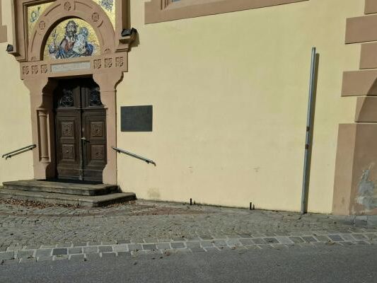 Ein Gmeiner-Denkmal stand lange Zeit vor der Imster Johanneskirche Ein Gmeiner-Denkmal stand lange Zeit vor der Imster Johanneskirche