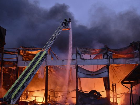 Feuerwehr in Kiew nach russischen Angriffen im Einsatz