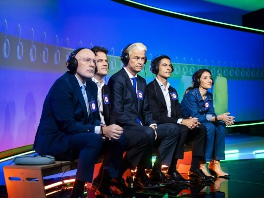 Niederländische Kandidaten und Kandidatin während einer TV-Debatte