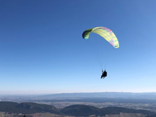 Der Paragleiter-Pilot stürzte in umwegsamem Gelände ab (Symbolbild)