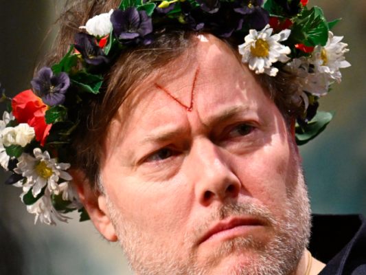 Milo Rau blickt sorgenvoll nach Serbien