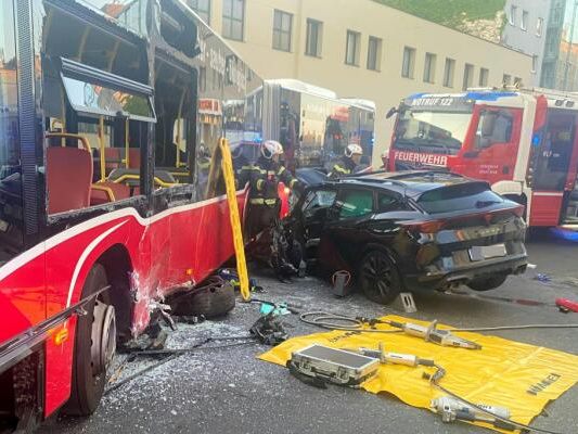 Angeklagter Lenker wurde von der Feuerwerhr aus dem Wrack befreit