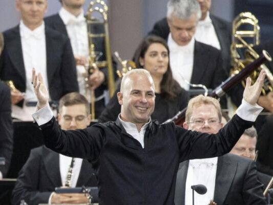 Dirigent Yannick Nézet-Séguion beim Sommernachtskonzert 2023