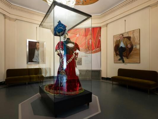 Prächtiges Kostüm des frühen Burgstars Charlotte Wolter