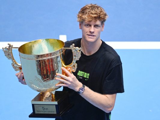 Peking-Sieger Sinner mit Trophäe Peking-Sieger Sinner mit Trophäe