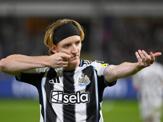 Anthony Gordon trifft für Newcastle zweimal Anthony Gordon trifft für Newcastle zweimal