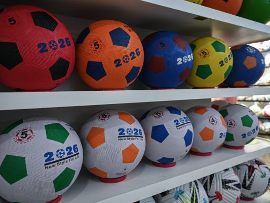 Bälle für die Fußball-WM werden schon produziert Bälle für die Fußball-WM werden schon produziert