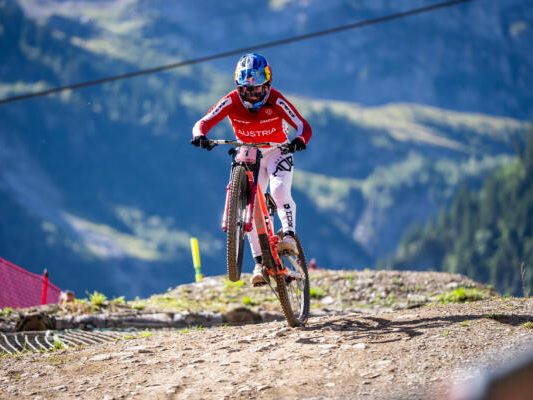 Höll dominiert ihre Sportart weiterhin Höll dominiert ihre Sportart weiterhin