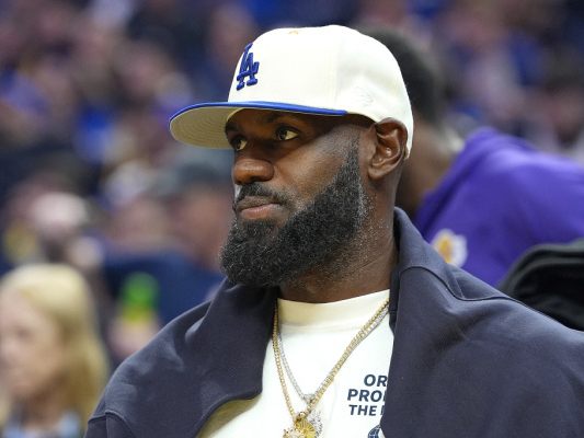 LeBron James kann seinen Kollegen einige Wochen nur zuschauen/Archiv