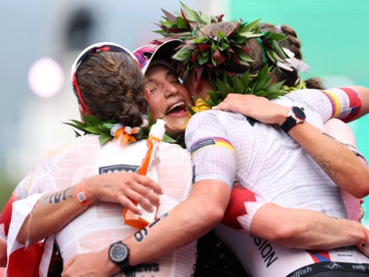 Lisa Perterer/m. wird von den Top 3 zu ihrer Leistung gratuliert Lisa Perterer/m. wird von den Top 3 zu ihrer Leistung gratuliert