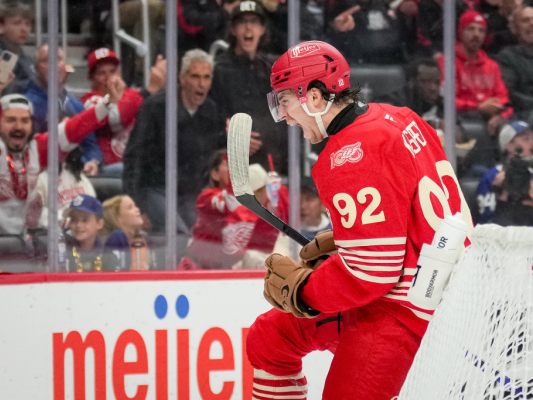 Marco Kasper jubelt über sein erstes NHL-Saisontor Marco Kasper jubelt über sein erstes NHL-Saisontor