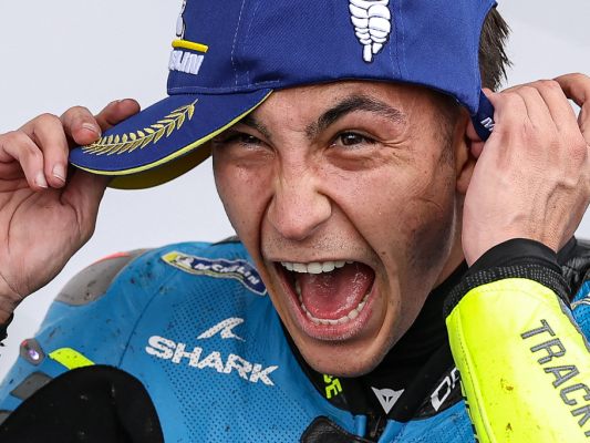 Raul Fernandez jubelt nach erstem MotoGP-Sieg