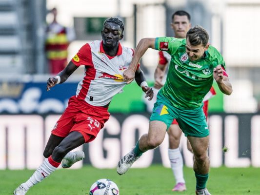 Yeo (l.) rettet Salzburg in die Verlängerung (Archiv)