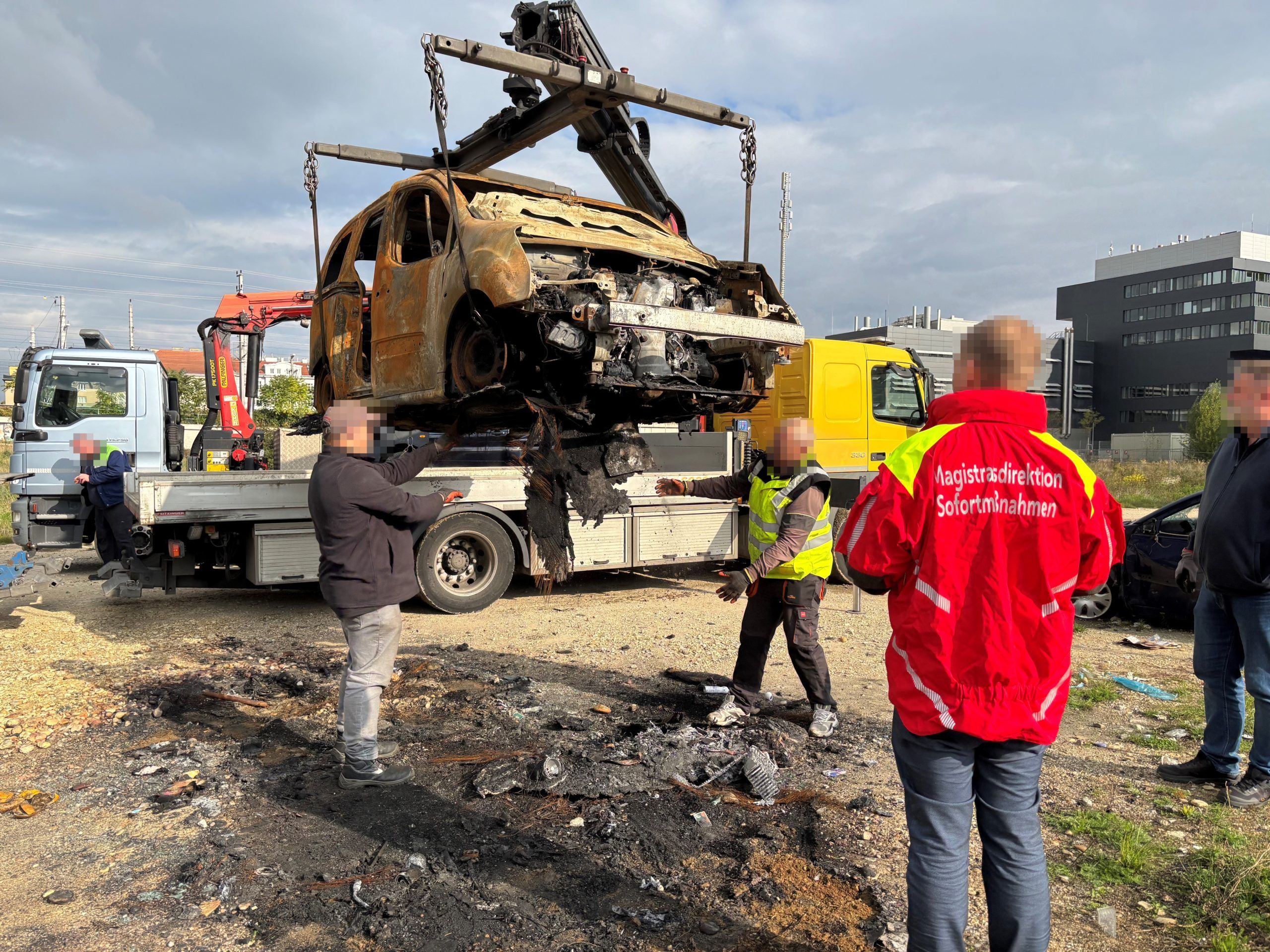 Die Fahrzeuge standen in völlig desolatem Zustand auf dem Gelände.