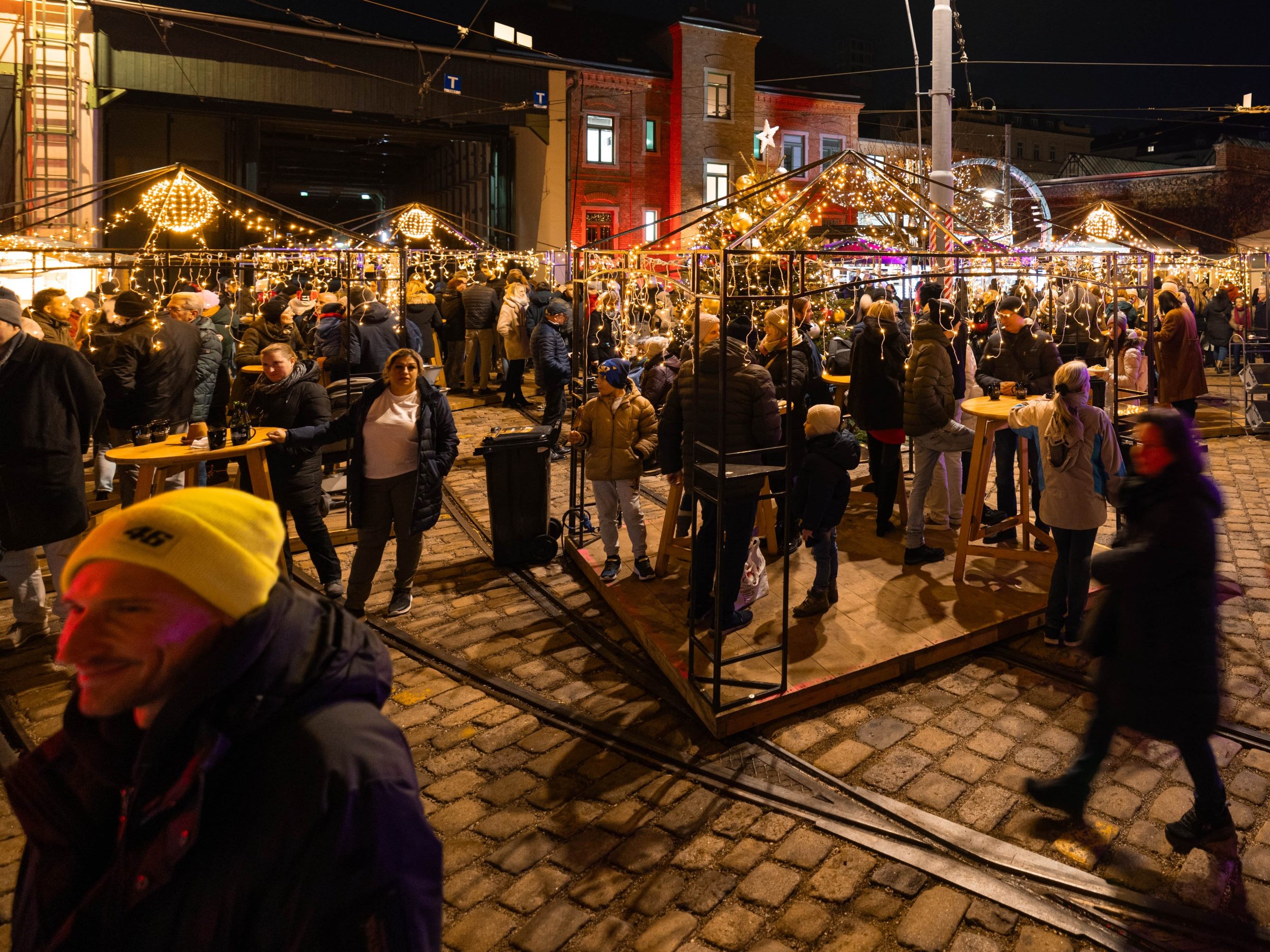 Die Wiener Linien laden zum stimmungsvollen Adventmarkt ins Verkehrsmuseum Remise.