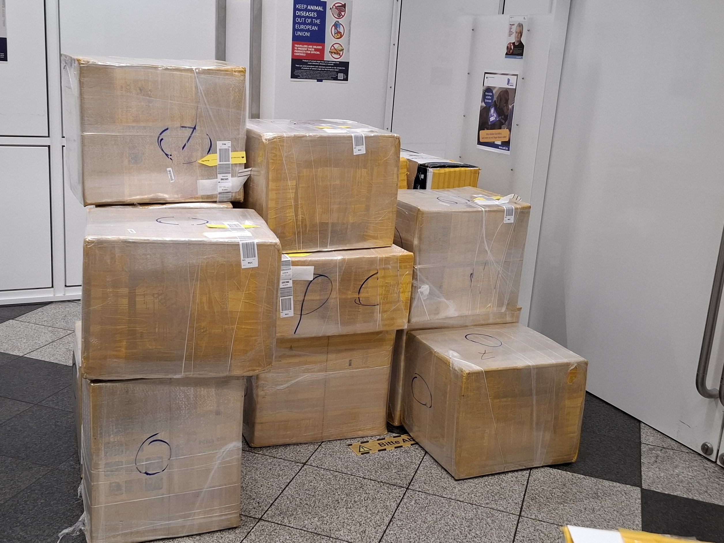 Rekordmenge an Zigaretten entdeckt: 600.000 Stück Zigaretten wollte ein Ehepaar am Zoll vorbeischmuggeln.
