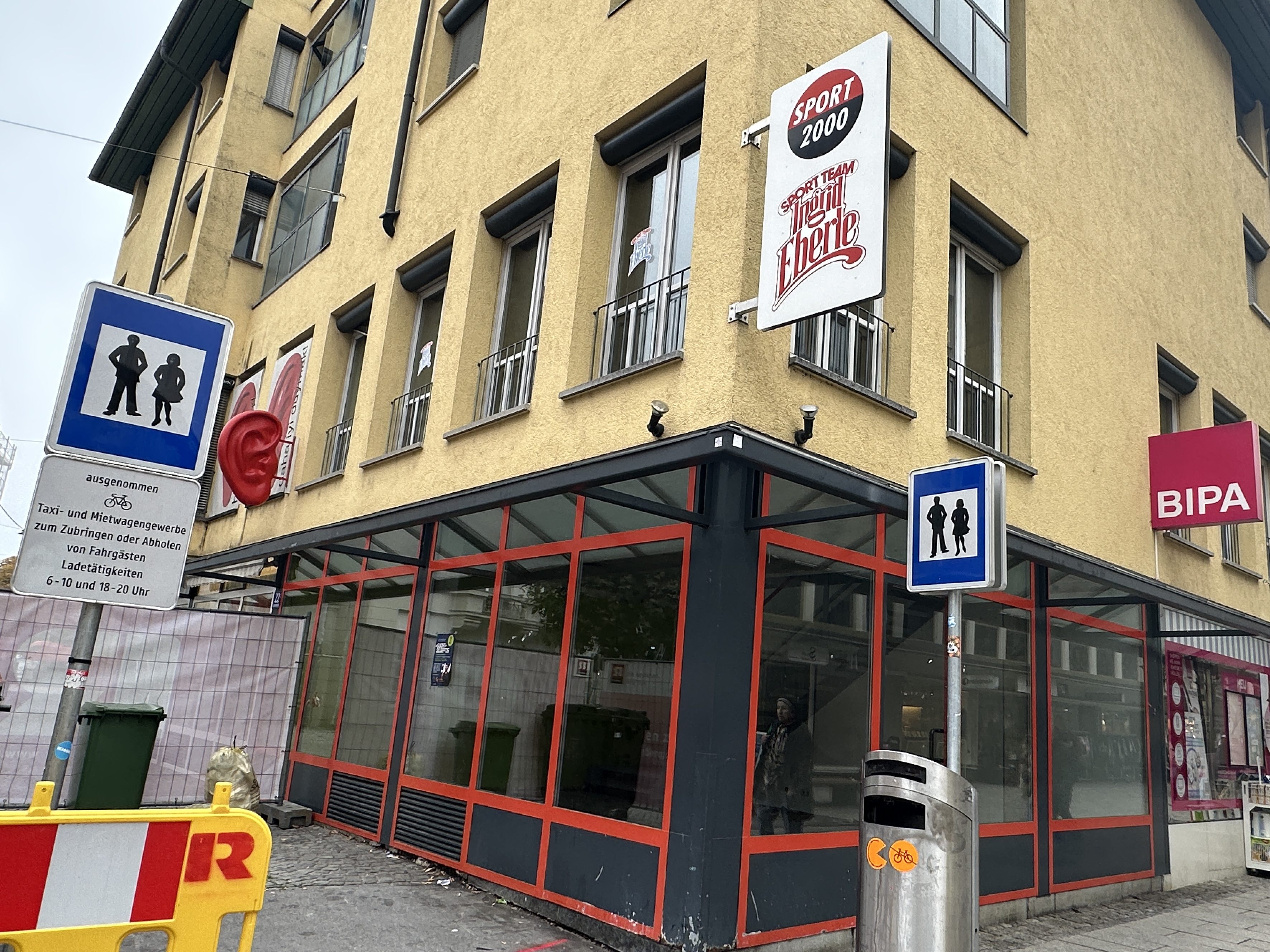 Wie steht es um das ehemalige Sportgeschäft?
