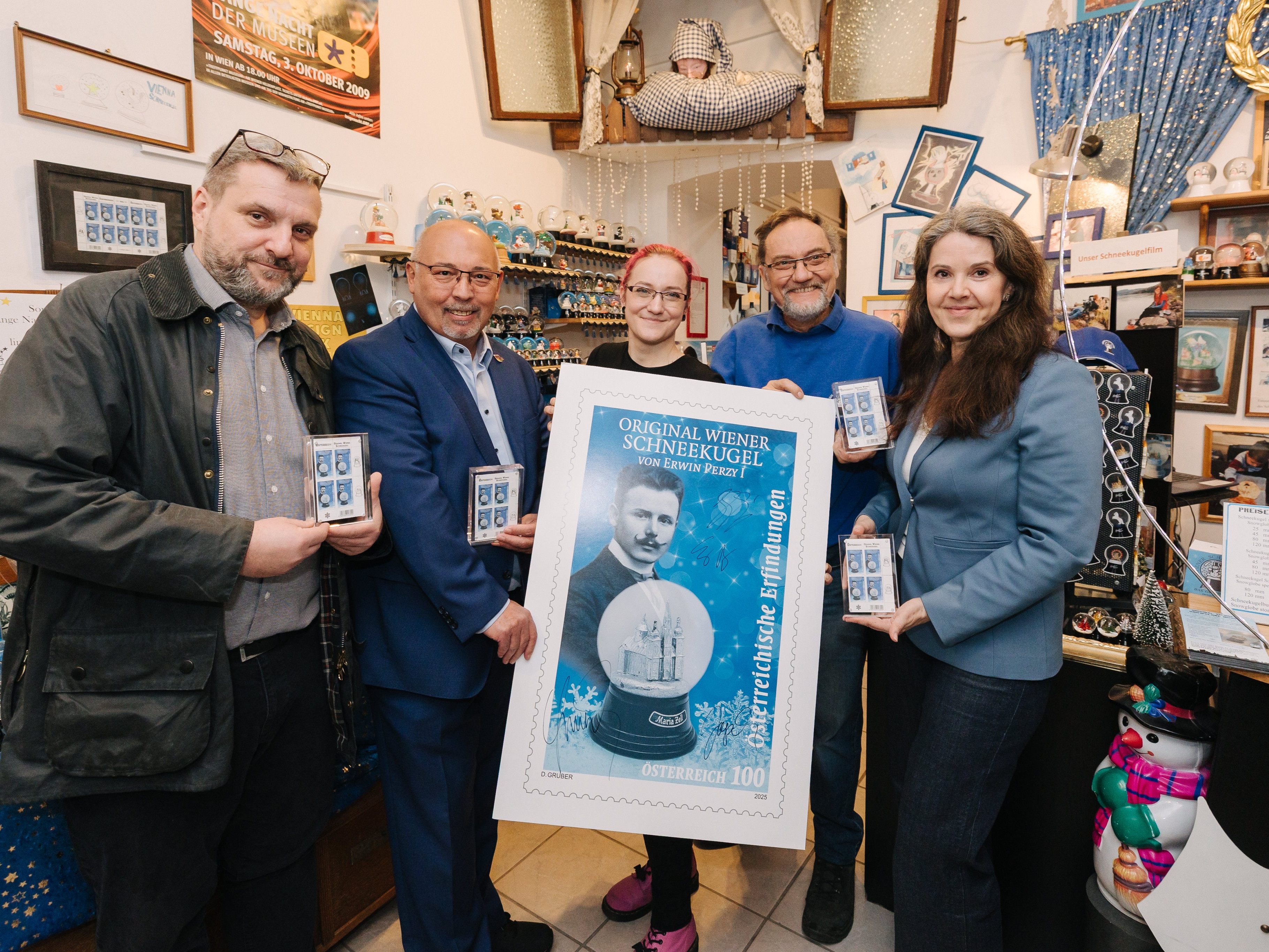 Ein Wintergruß, der niemals taut: 125 Jahre Wiener Schneekugel als Briefmarke.