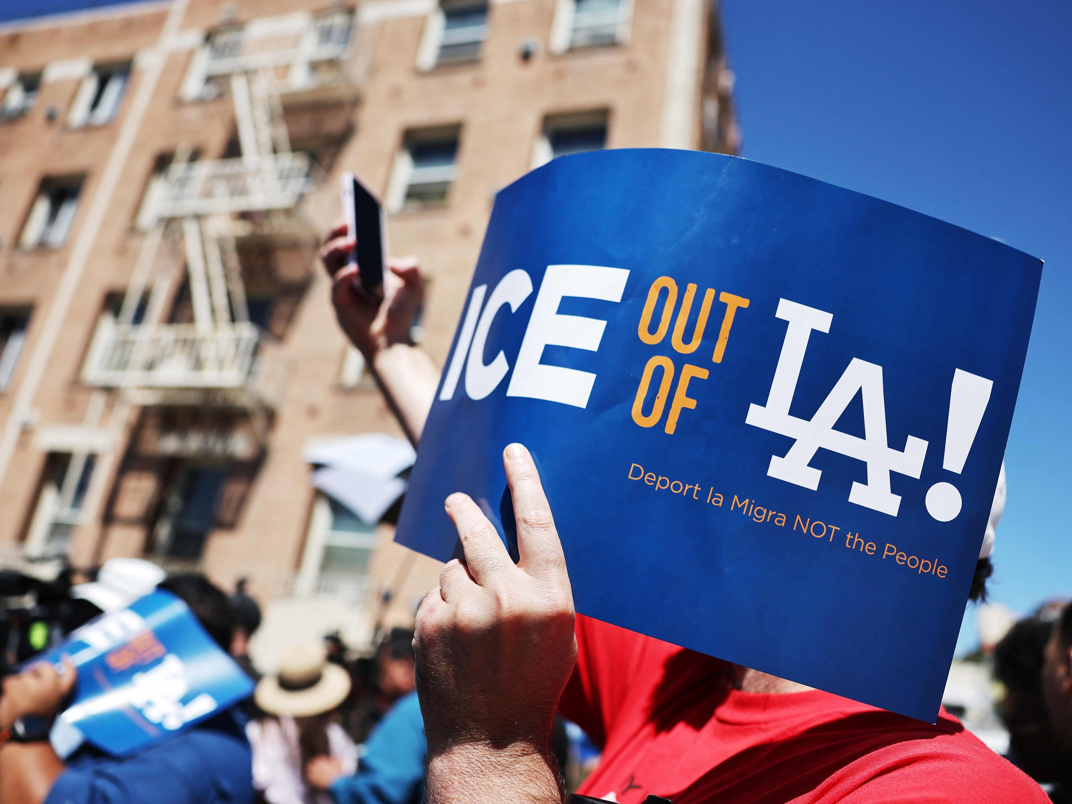 Der Bezirk Los Angeles reagiert mit einer Notstandserklärung auf Razzien der Einwanderungsbehörde ICE.