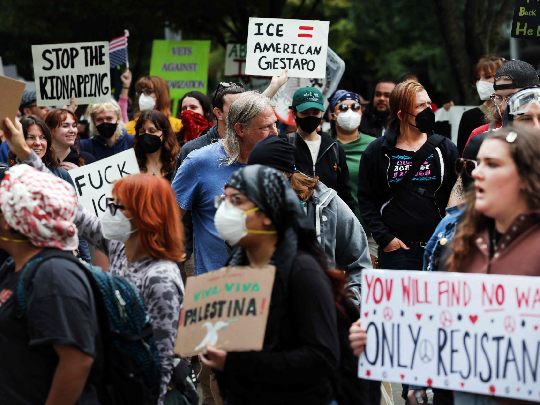 Im Süden der Stadt wird seit Monaten vor einem Gebäude der US-Einwanderungsbehörde ICE protestiert. Trump bezeichnet die Stadt als "vom Krieg verwüstet". Im Süden der Stadt wird seit Monaten vor einem Gebäude der US-Einwanderungsbehörde ICE protestiert. Trump bezeichnet die Stadt als "vom Krieg verwüstet".