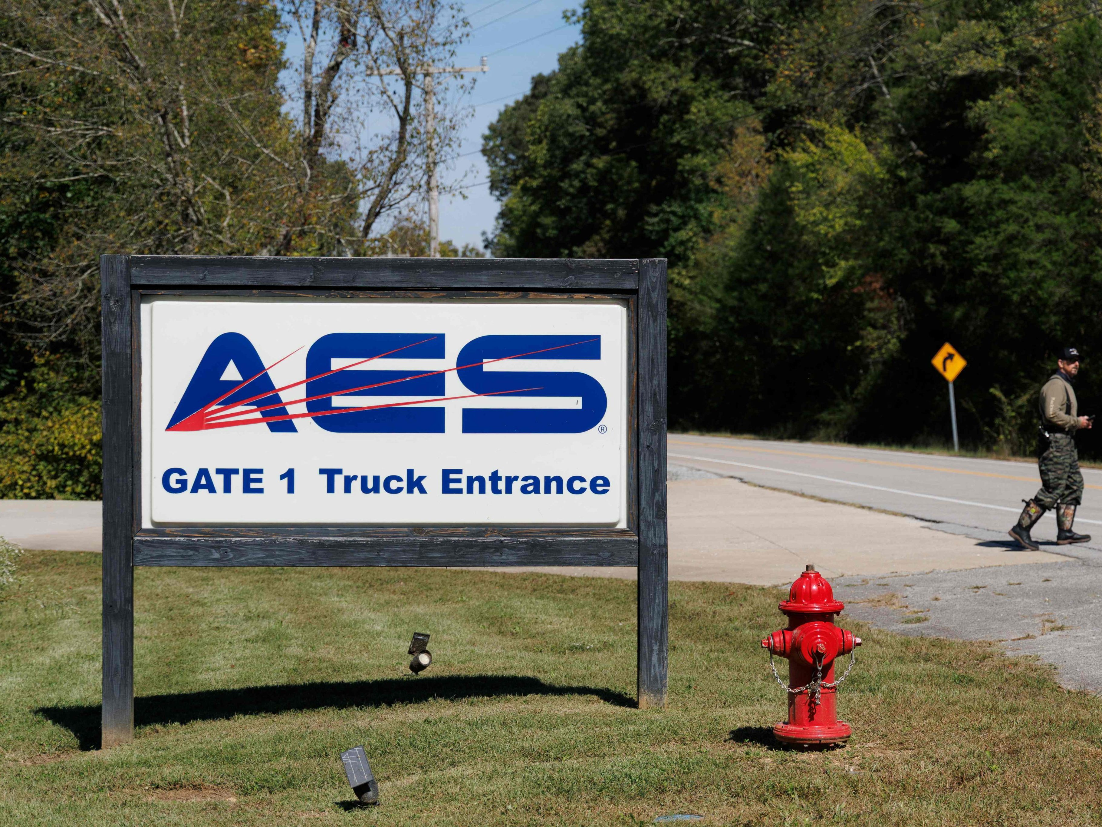 Nach der Explosion auf dem Gelände von Accurate Energetic Systems in McEwen (Tennessee) gelten über ein Dutzend Menschen als vermisst. Nach der Explosion auf dem Gelände von Accurate Energetic Systems in McEwen (Tennessee) gelten über ein Dutzend Menschen als vermisst.