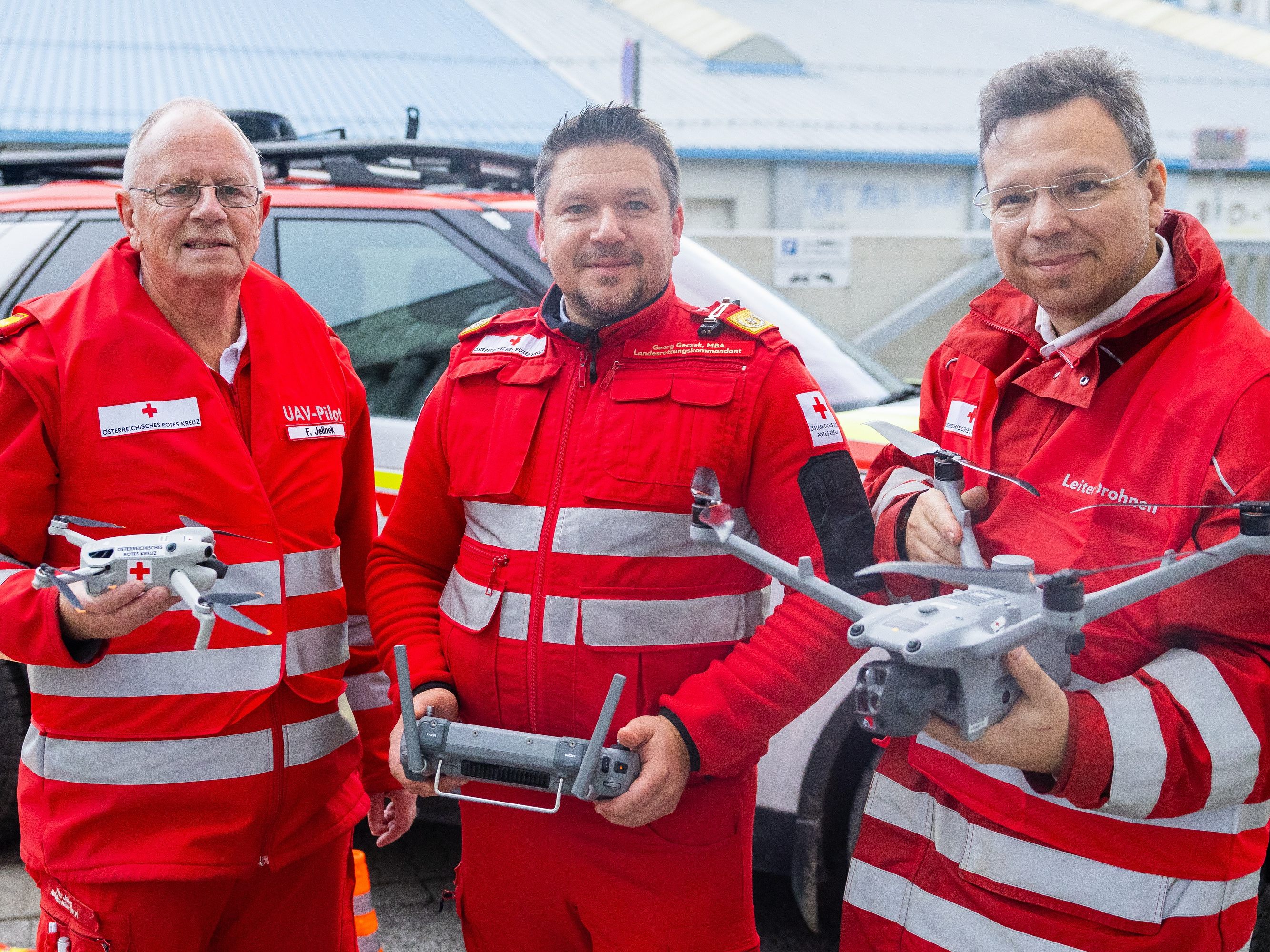 Landesrettungskommandant Georg Geczek (Mitte) neben Bundesdrohnenkoordinator Franz Jelinek (links) und Drohnenstaffelleiter Armin Fauland (rechts).