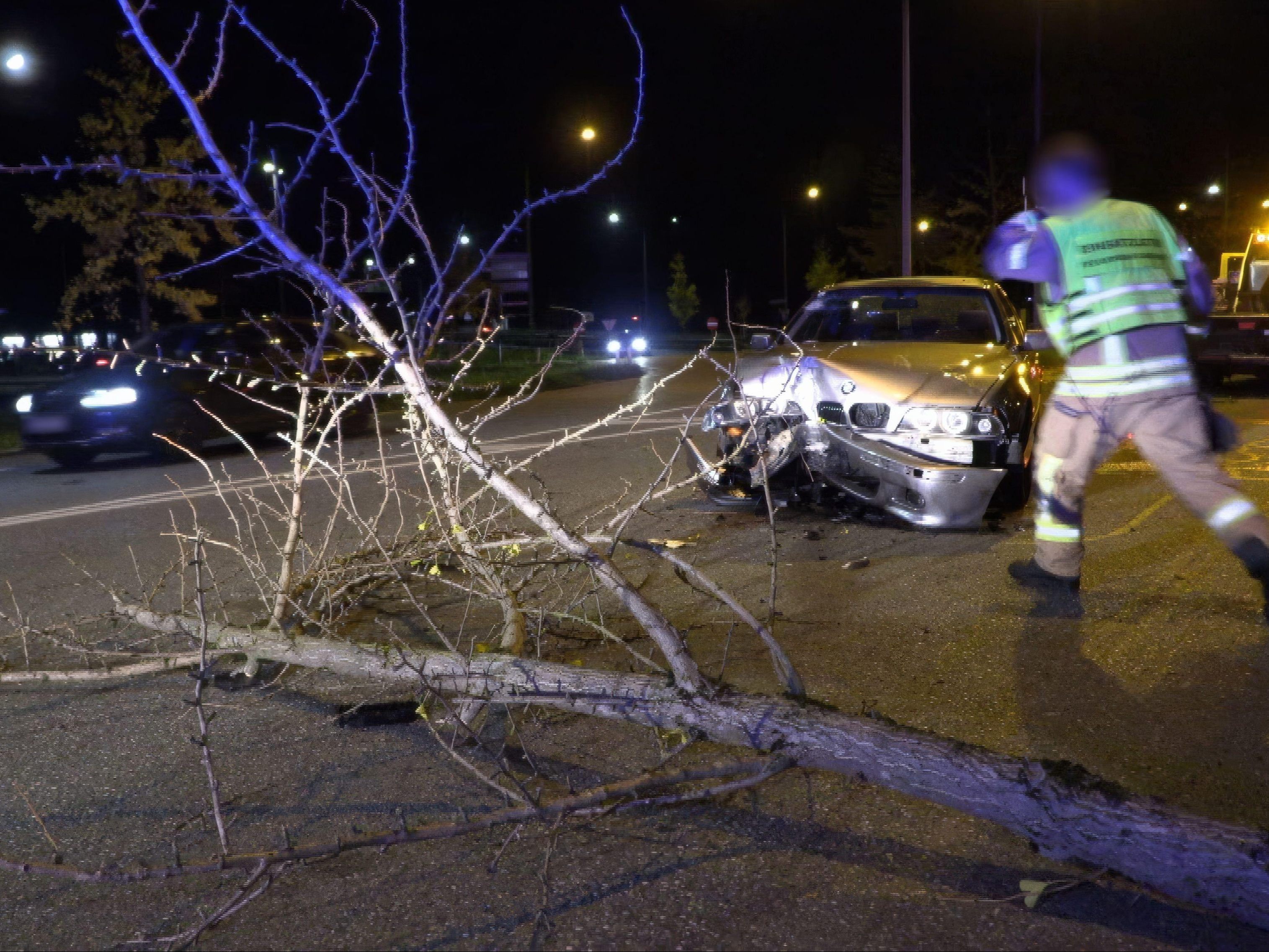 Auto prallt in Dornbirn gegen Baum.