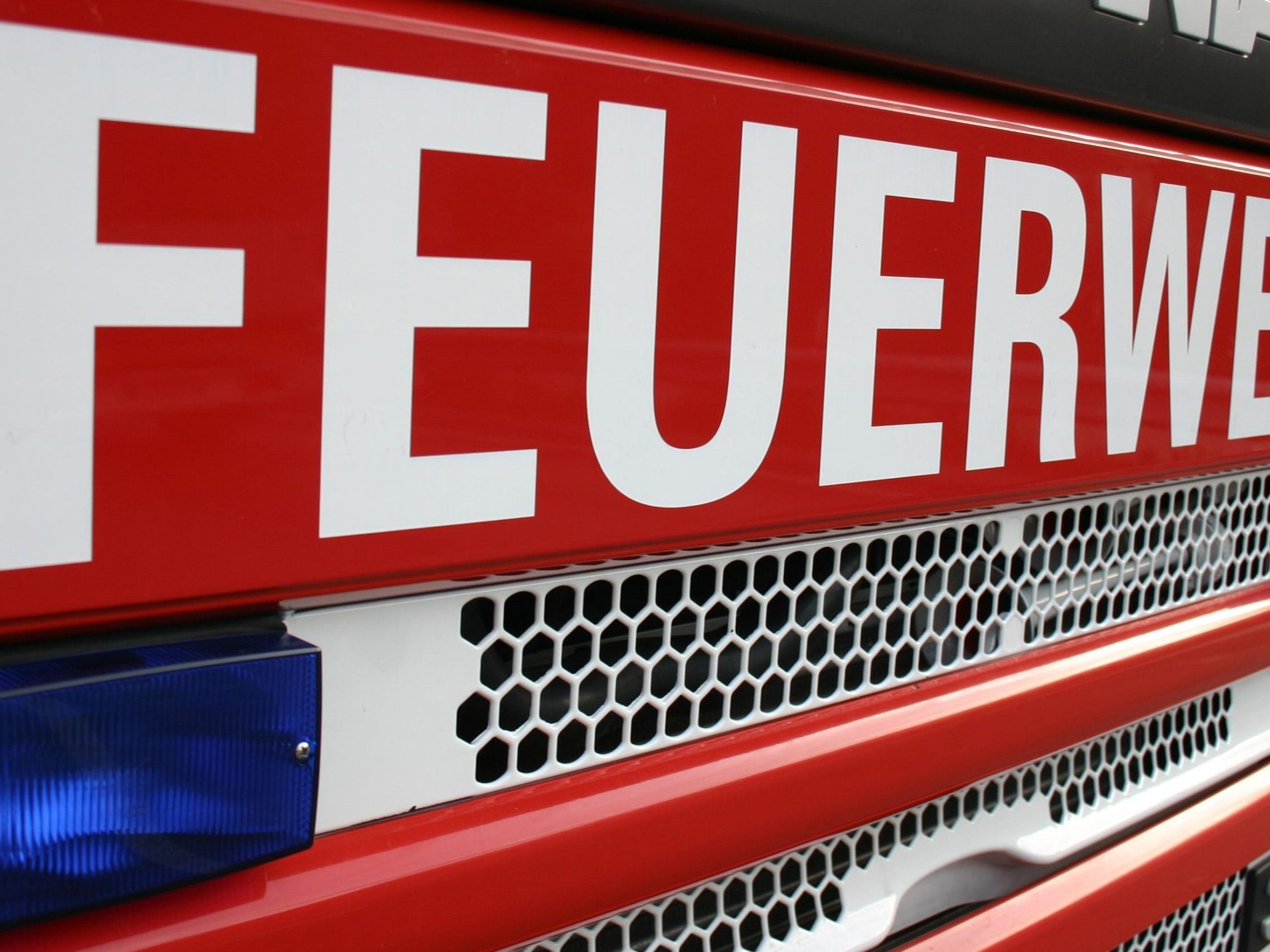 Ein Lkw ist in St. Gallenkirch über einen Abhang gestürzt.