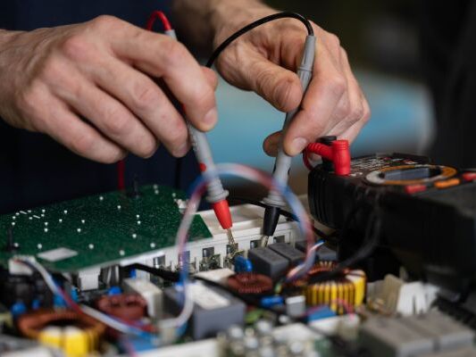 Auf dem Bild sieht man die Reparatur von einem Küchenherd.