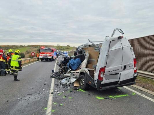 Auf dem Bild sieht man den fast vollständig zerstörten Kleintransporter.