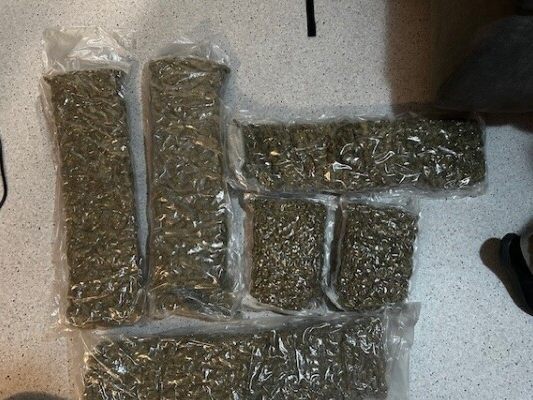 Auf dem Bild sieht man mehrere Päckchen mit der Droge Marihuana.