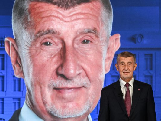 Auf dem Bild sieht man den tschechischen Wahlsieger Andrej Babi?. Hinter ihm ist ein Bild von seinem Kopf im Großformat zu sehen.