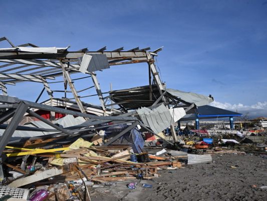 Auf dem Bild sieht man zerstörte Gebäude auf einem Markt in Jamaika.