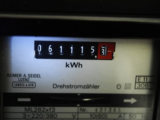 Auf dem Bild sieht man einen Stromzähler. Das soll zeigen, dass die Energie-Preise gestiegen sind.