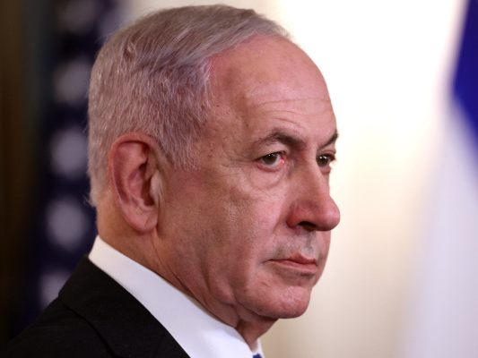 Auf dem Bild sieht man Israels Premierminister Benjamin Netanyahu von der Seite.