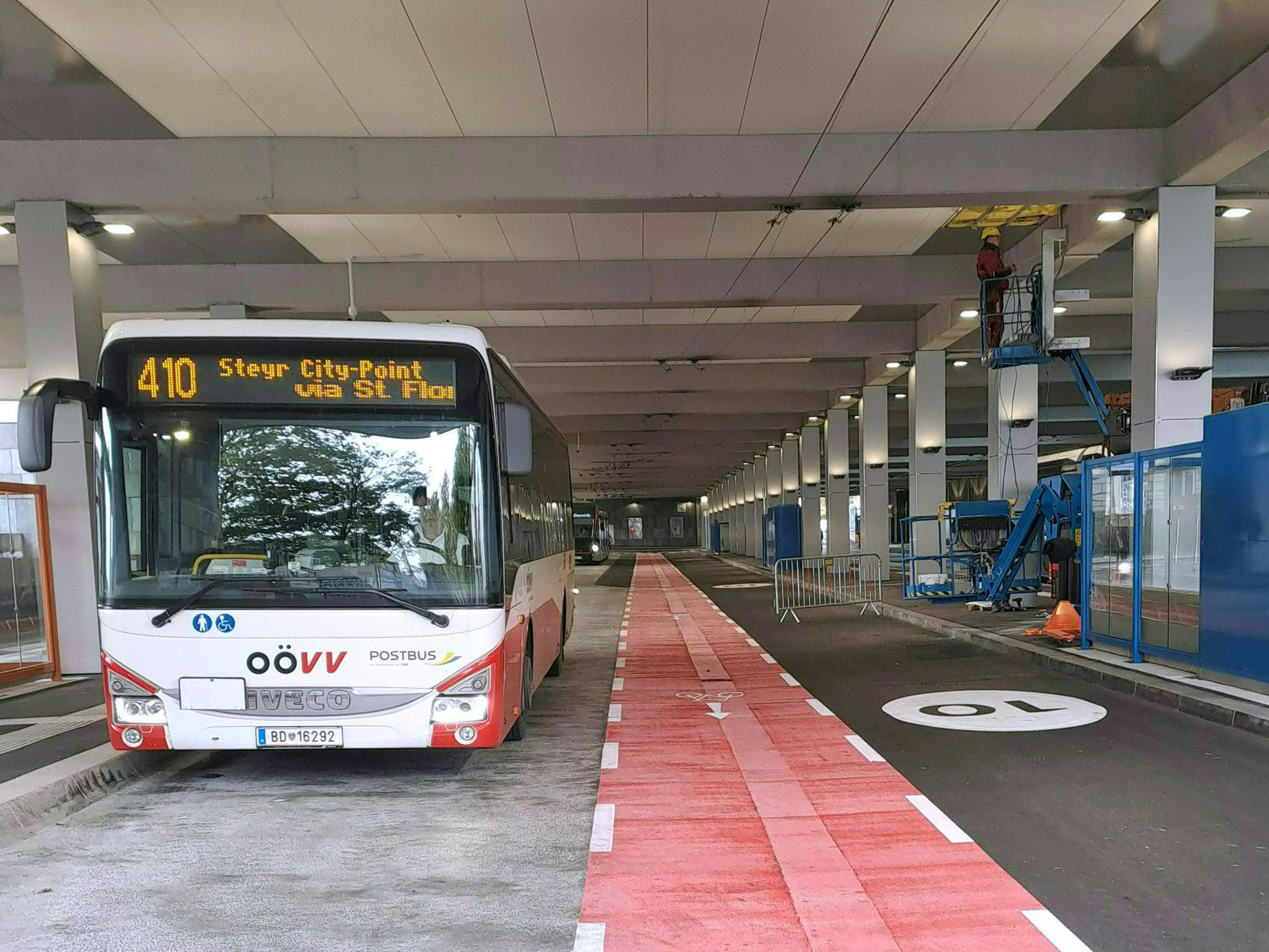 Der Radweg im Linzer Busterminal sorgt für Verwunderung. Der Radweg im Linzer Busterminal sorgt für Verwunderung.