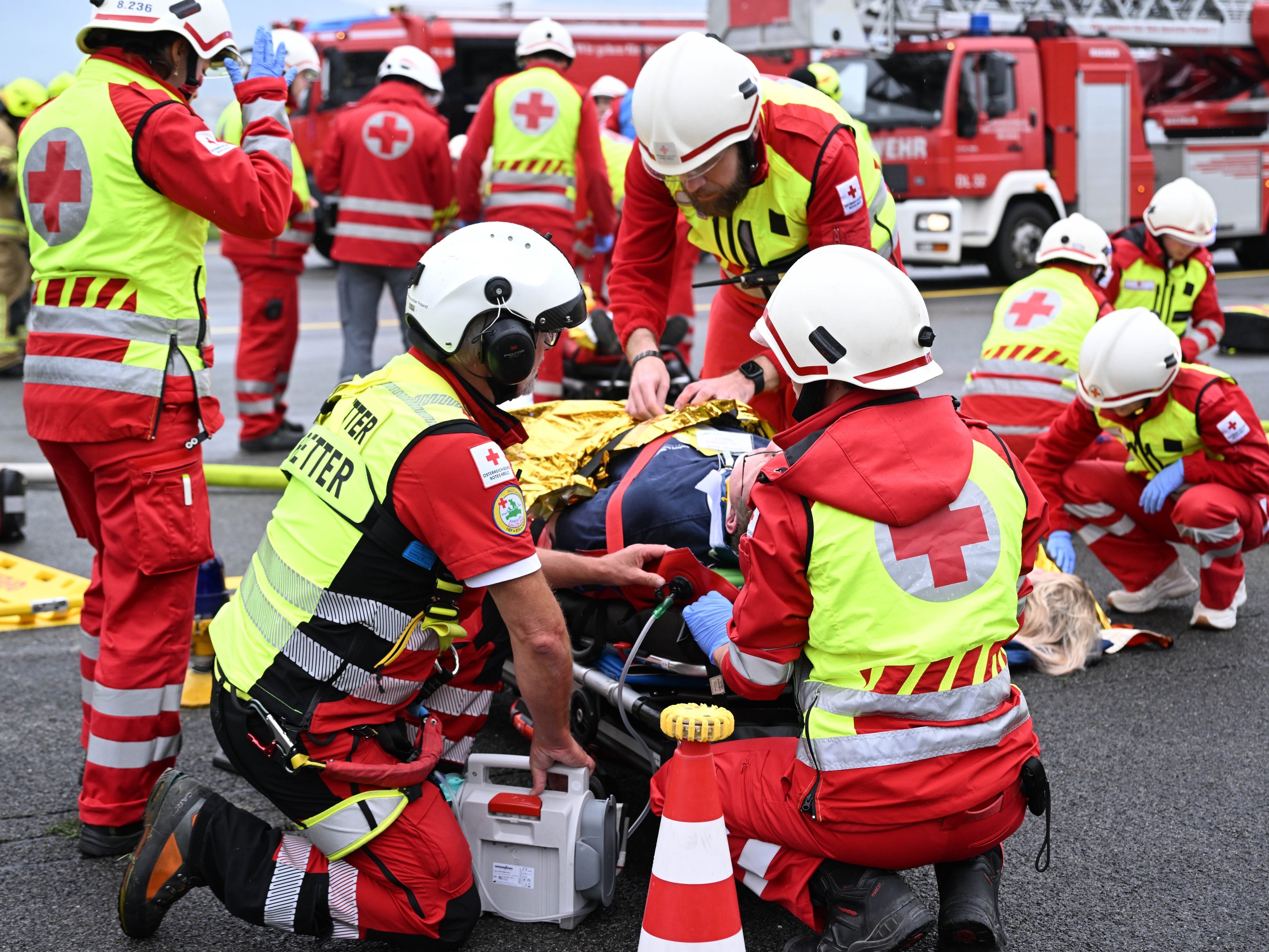 Der schwer verletzte Schlepper musste von der Feuerwehr aus dem Wrack geborgen werden.