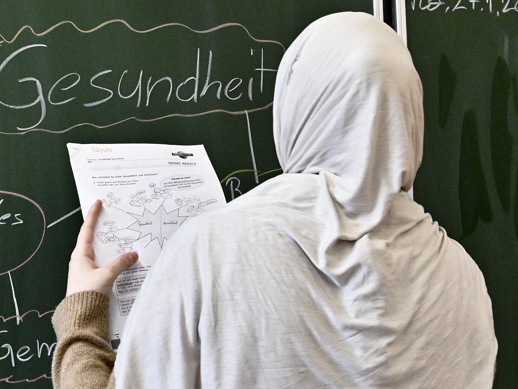 Die Pläne für ein Kopftuchverbot sorgen für Kritik der Lehrervertreter.