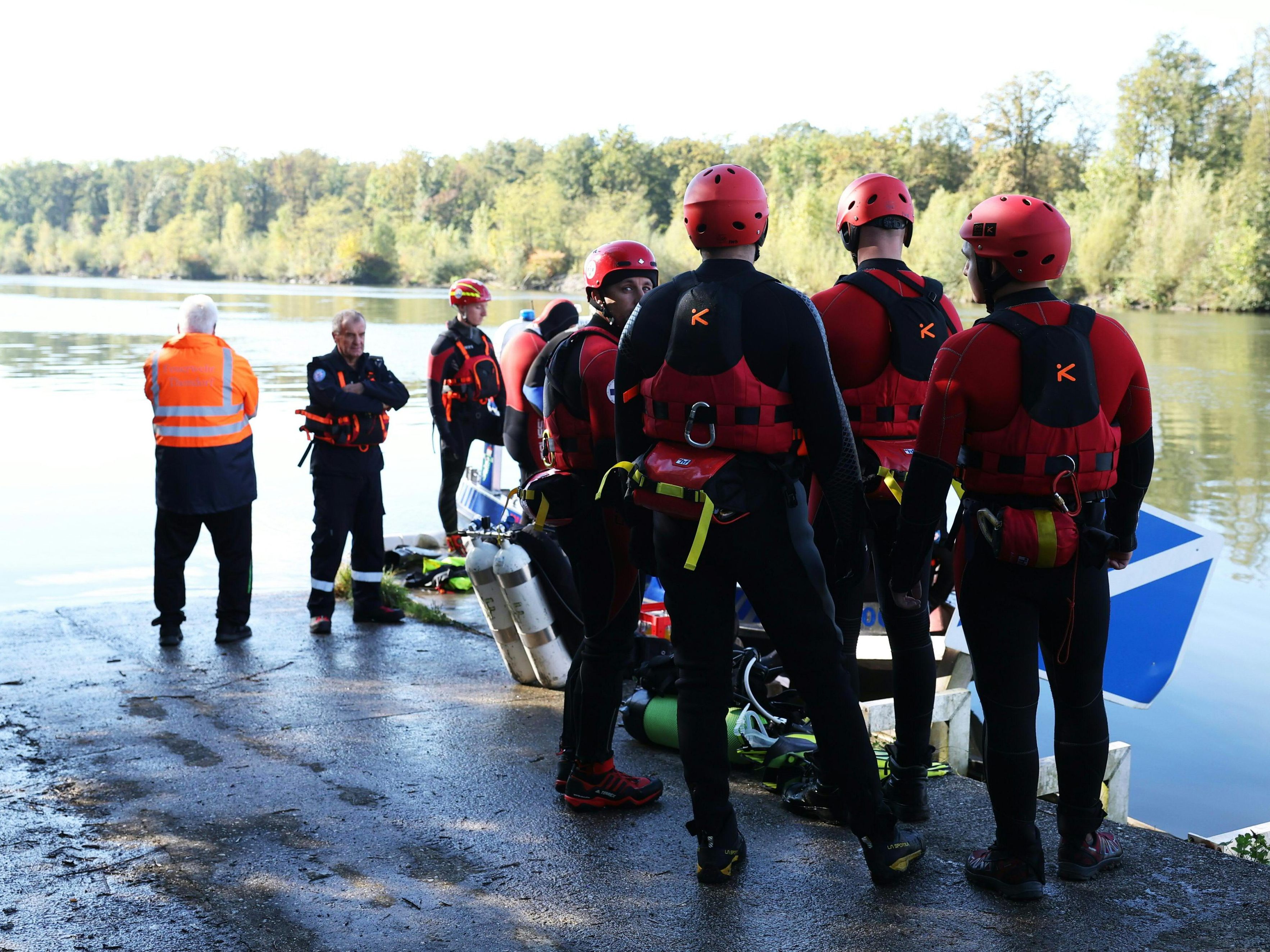 Die Ursache ist weiterhin unklar - die Arbeiter trugen aber offenbar keine Schwimmwesten.