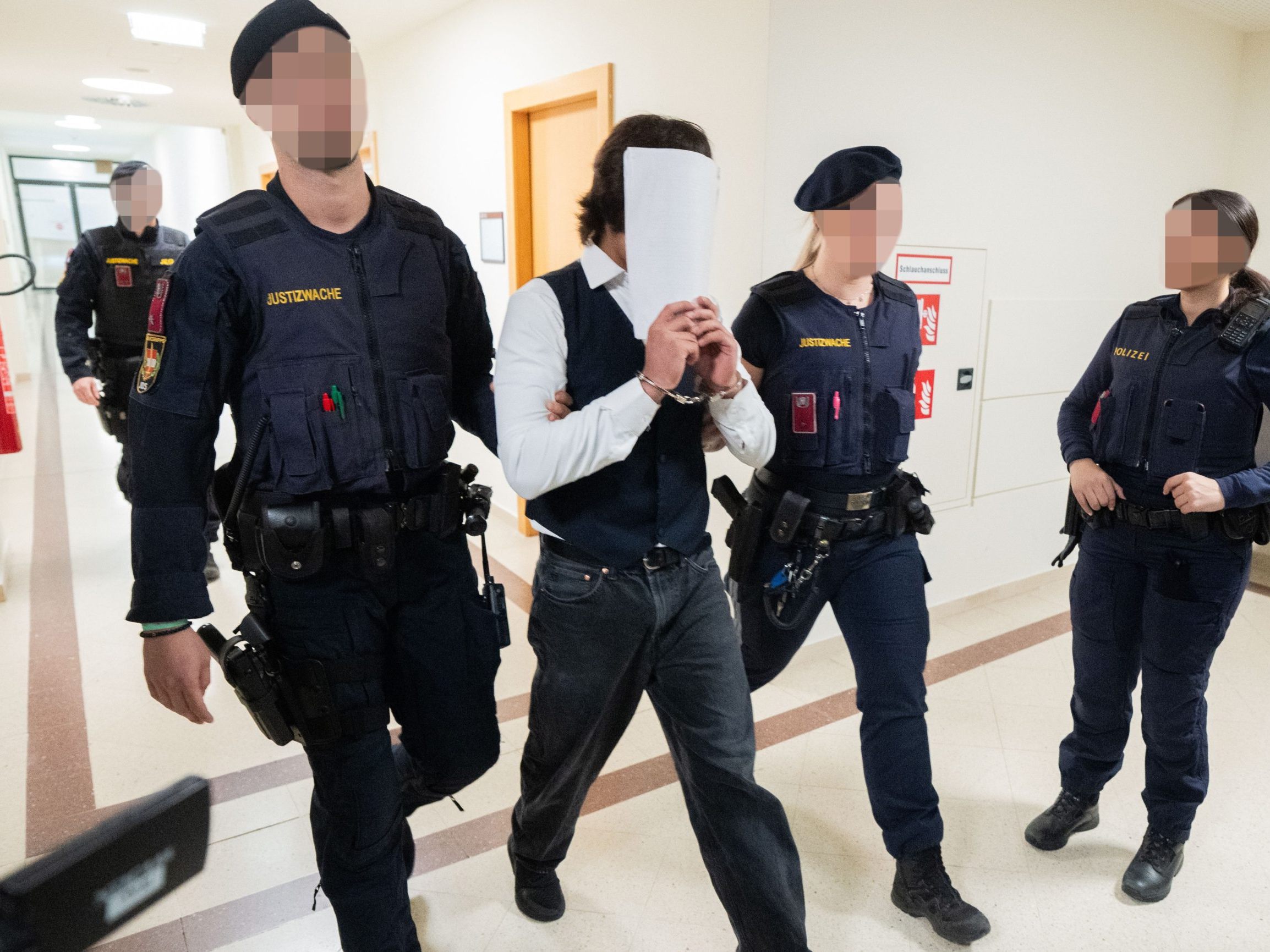 Mehrtägiger Prozess um in Wien missbrauchte Lehrerin begonnen. Mehrtägiger Prozess um in Wien missbrauchte Lehrerin begonnen.