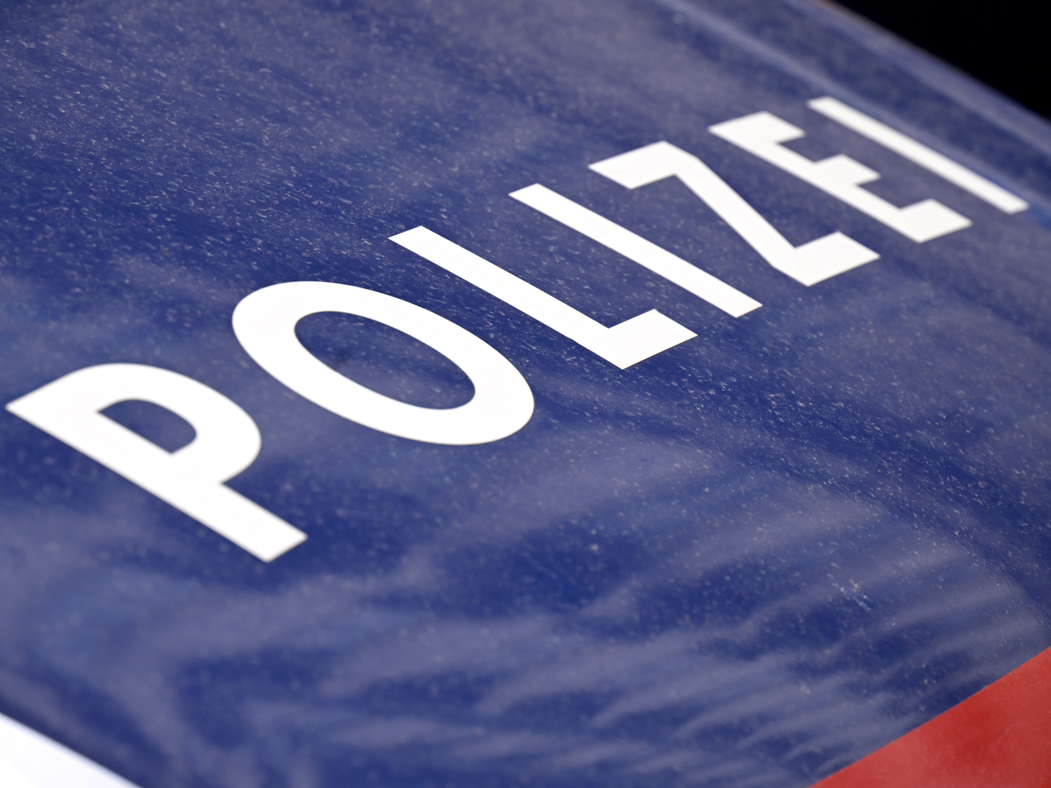 Die Polizei nahm die Ladendiebin fest.