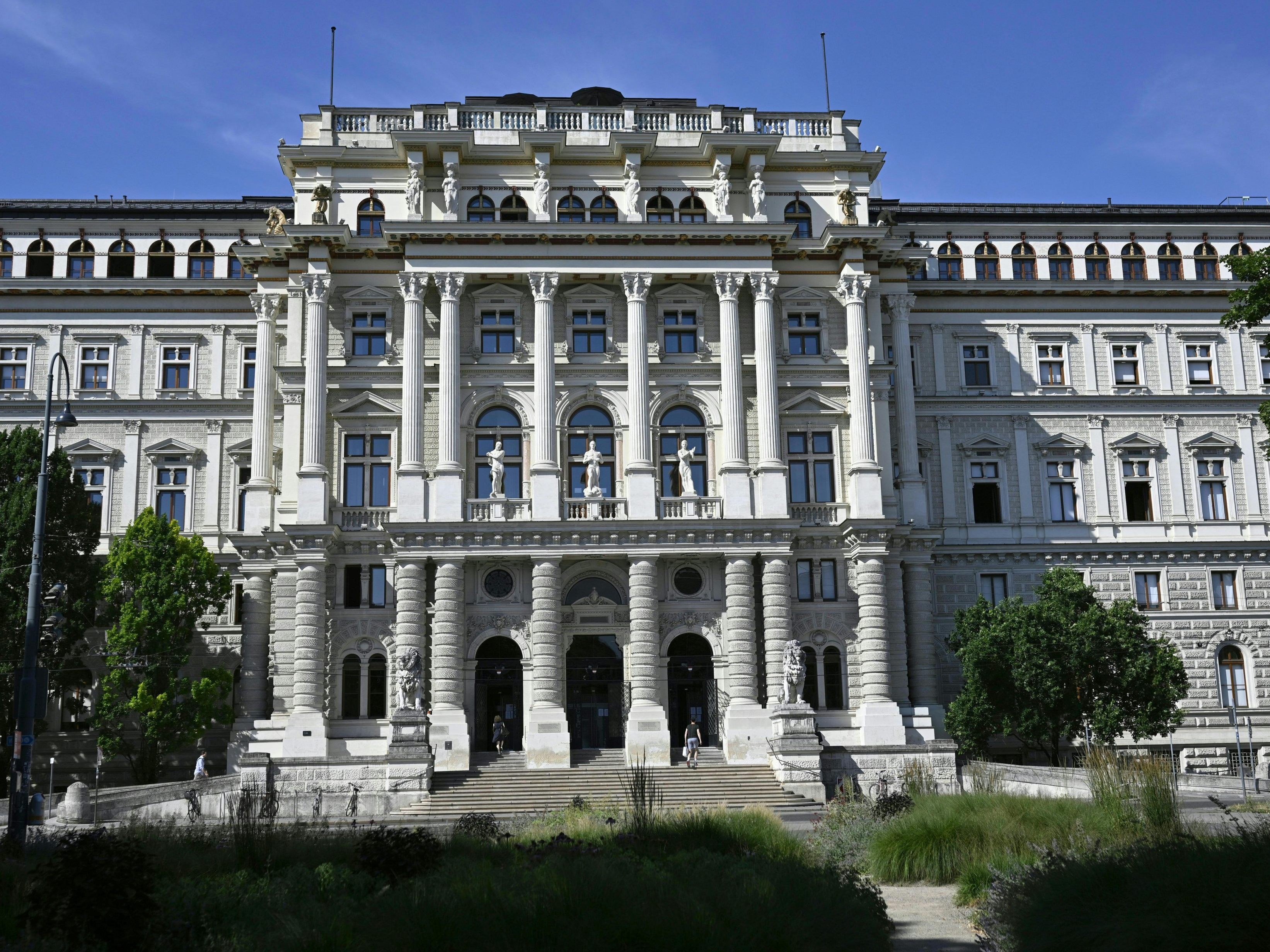 Ein Ex-Mitarbeiter einer Wiener Einrichtung steht vor Gericht. Ein Ex-Mitarbeiter einer Wiener Einrichtung steht vor Gericht.