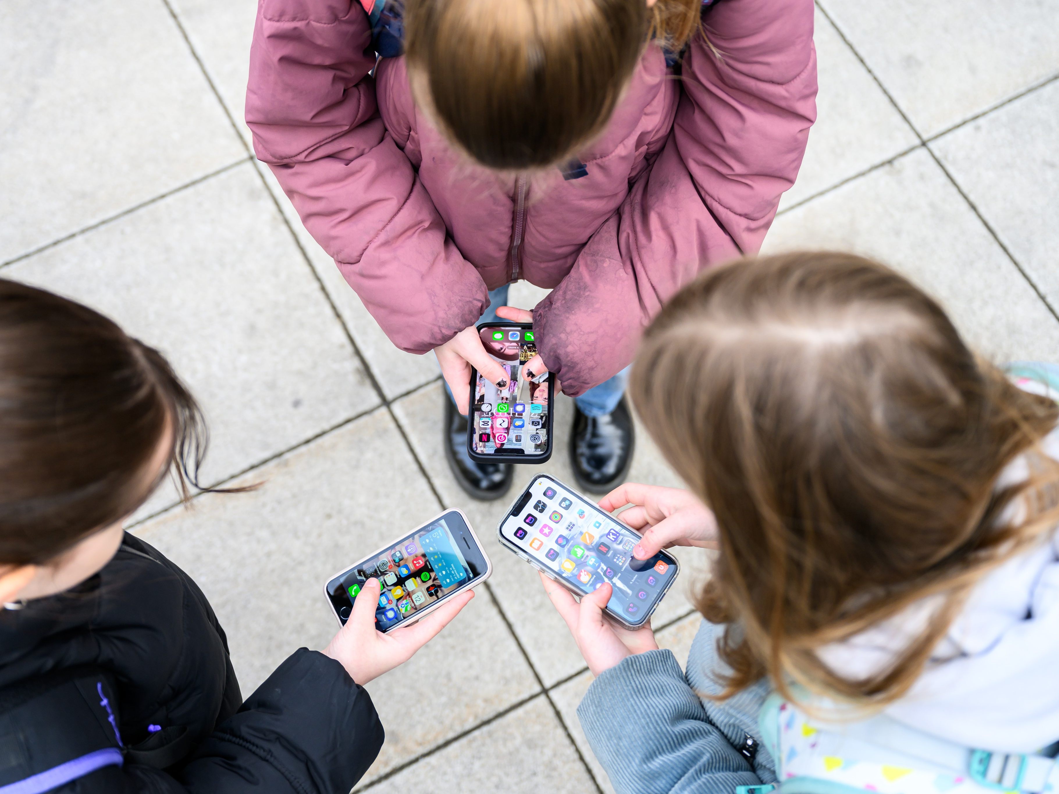 Zwölf Prozent der Befragten finden, dass Kinder im Internet nicht sicher genug sind. Zwölf Prozent der Befragten finden, dass Kinder im Internet nicht sicher genug sind.