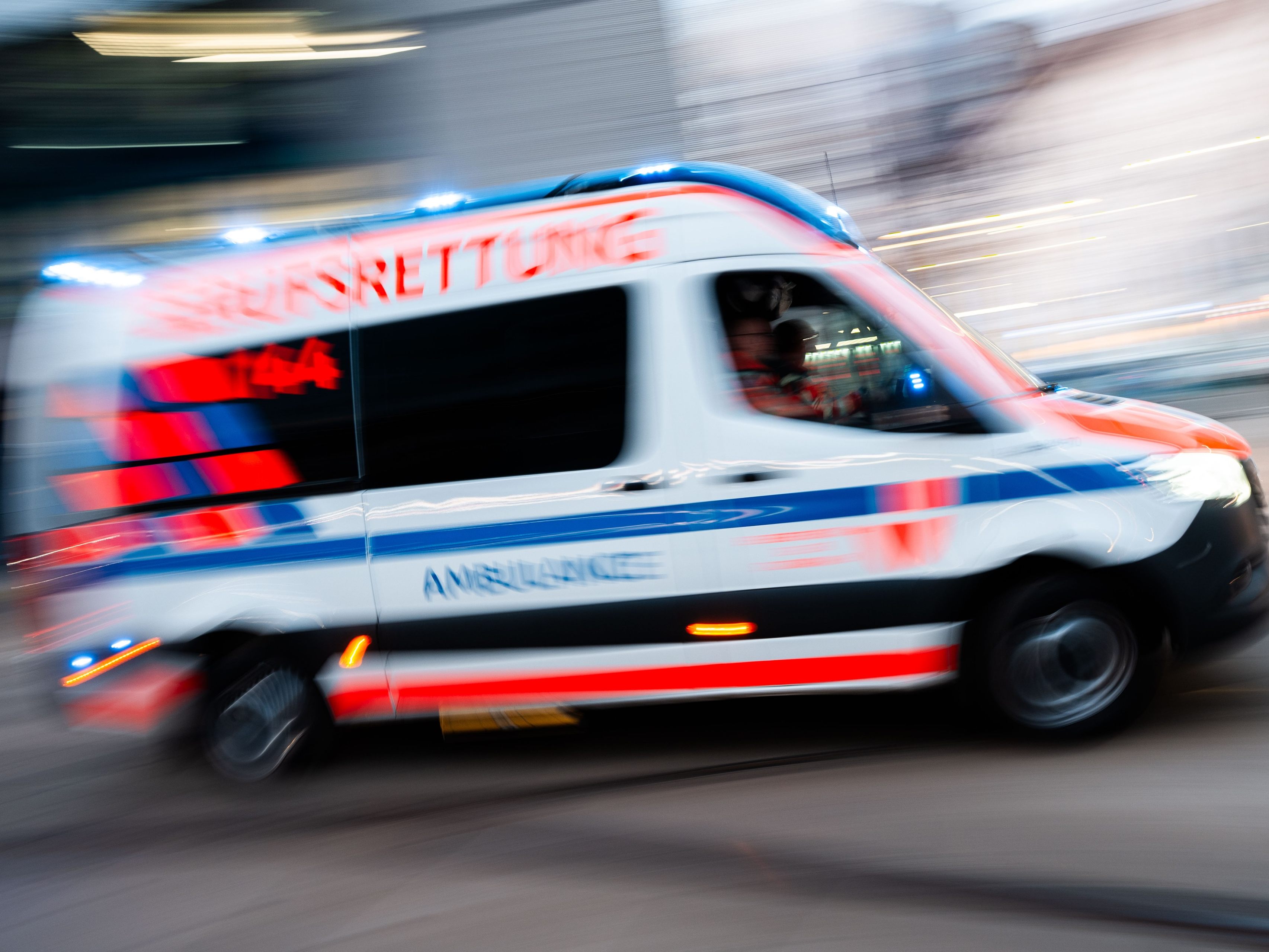 Die Rettung brachte die 25-Jährige ins Krankenhaus. Die Rettung brachte die 25-Jährige ins Krankenhaus.