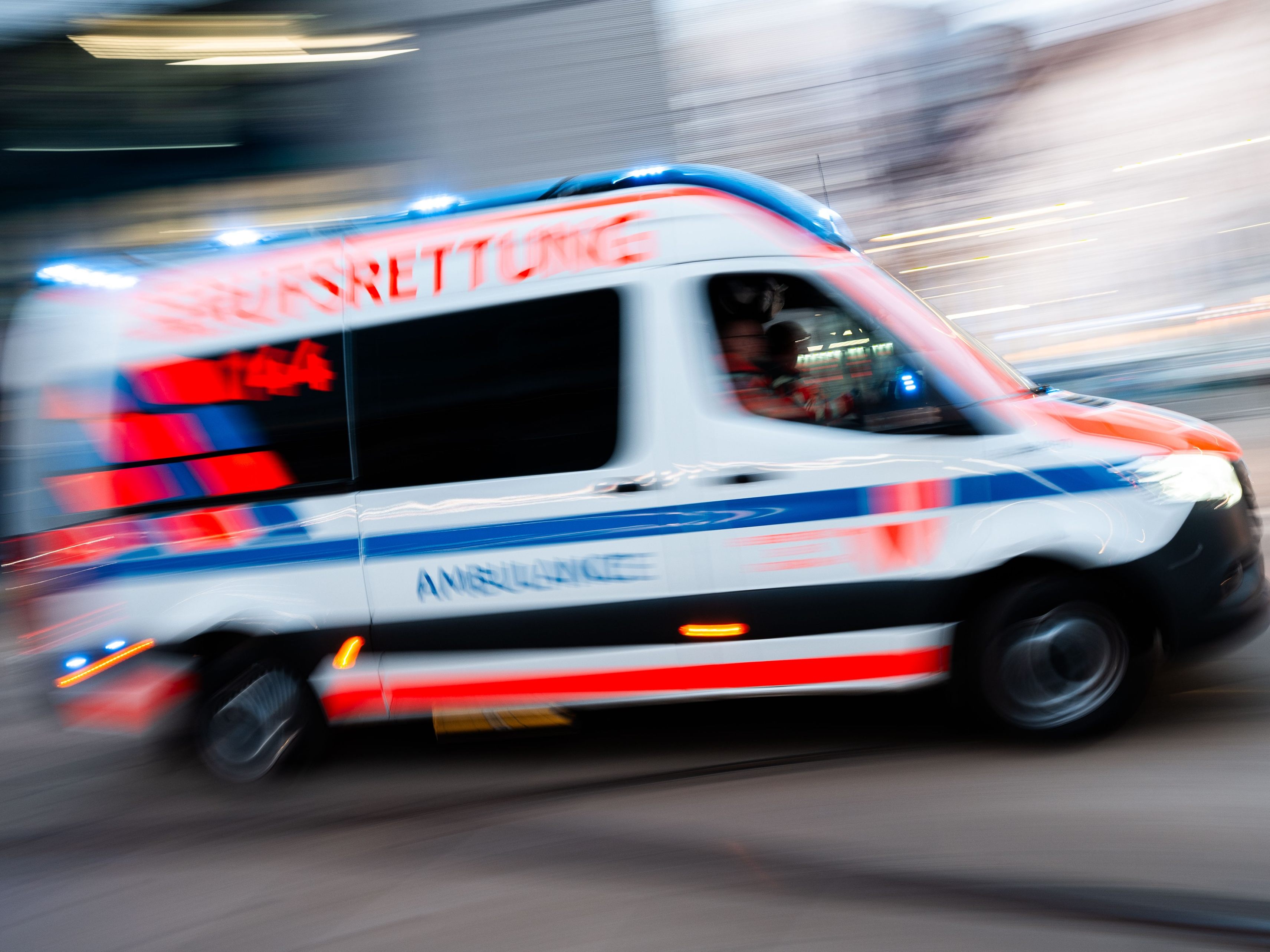 Die Berufsrettung brachte die Frau ins Krankenhaus.